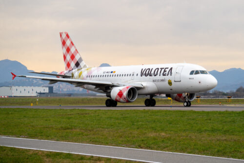Avion sur une piste d'aéroport