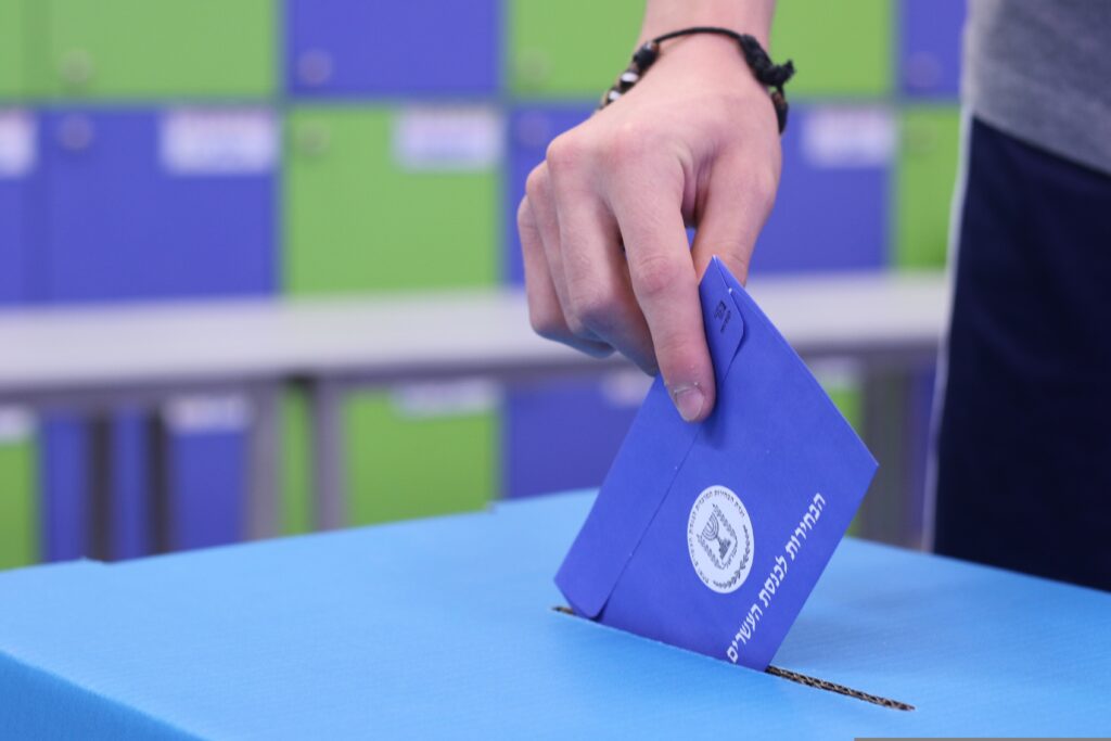 Dépôt d'un bulletin de vote dans l'urne